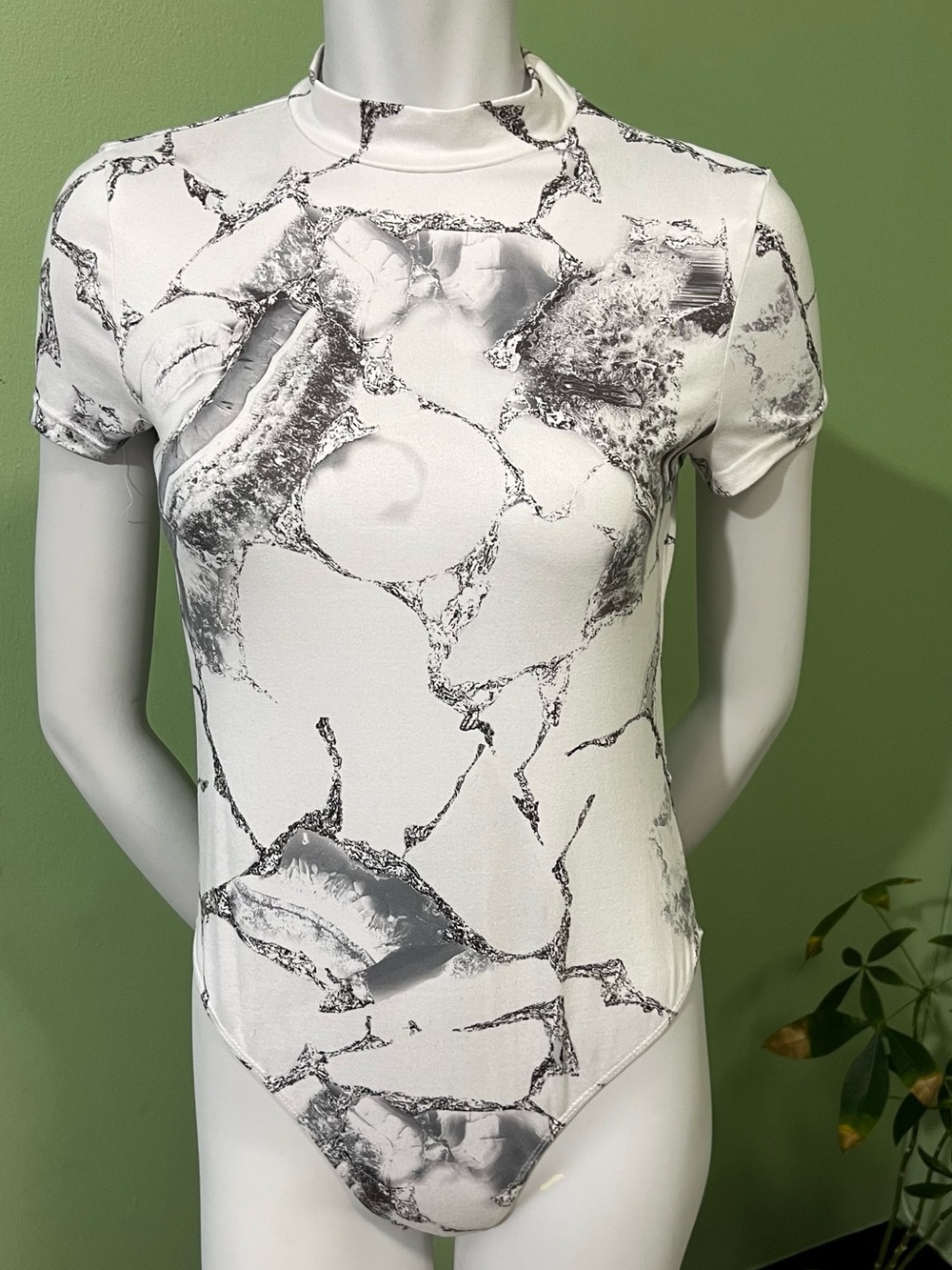 SHEIN White Marble-Print Short Sleeve Bodysuit